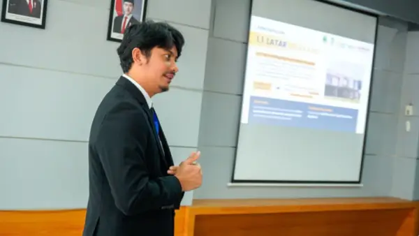 Kepala UPTD BP Mektan Jabar Anggi Jingga saat mempresentasikan hasil implementasi aksi perubahan dalam Seminar PKA yang diselenggarakan BPSDM Jabar. (Sumber Foto: IG Distanhorti Jabar)