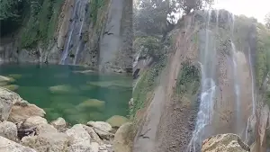 Kondisi Curug Cikaso di Kecamatan Cibitung, Kabupaten Sukabumi, mengalami penurunan debit air akibat kemarau yang telah berlangsung hampir tiga bulan. (Sumber : Istimewa.)