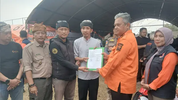 Kepala Pelaksana BPBD Kabupaten Sukabumi, Eki Radiana Rizki (kanan) bersama Sekretaris Panitia Lokal Penanganan Pascakebakaran Ciptamulya, Vilka Mandala. (Sumber : Istimewa.)