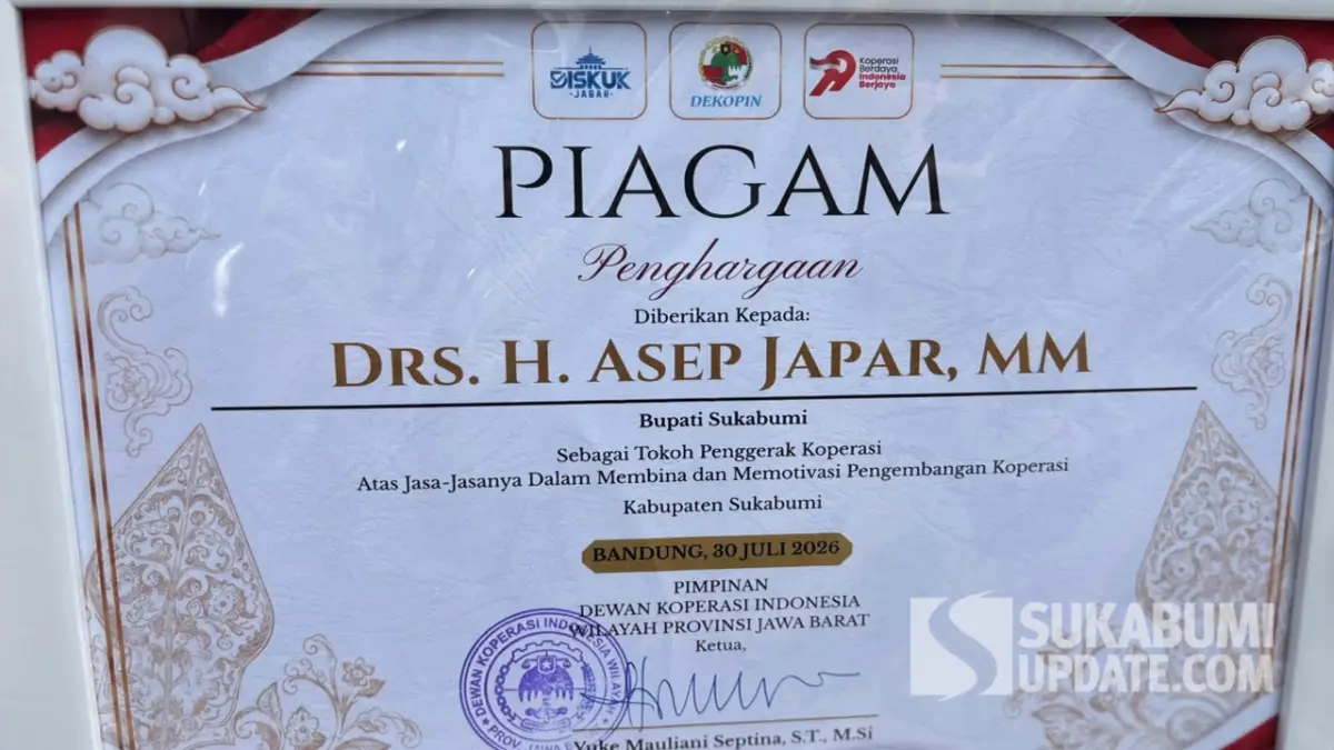 Piagam penghargaan dari Dekopinda Jabar untuk Asep Japar sebagai tokoh penggerak koperasi di Kabupaten Sukabumi | Foto : SU/dekopinda