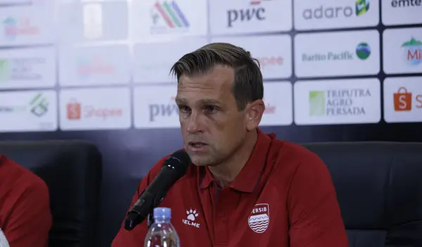 Igor Tolic pimpin konferensi pers setelah laga Persib Bandung vs Tampines Rovers. (Sumber: web/persib.co.id)