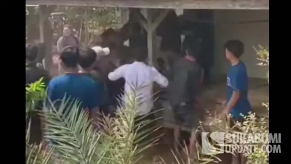 Tangkapan layar video viral puluhan warga Cihaur Simpenan Sukabumi kepung rumah terduga pelaku pencabulan anak. (Sumber Foto: Istimewa)