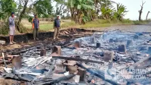 Pihak Pemdes Mekarsari dan warga saat meninjau rumah panggung yang diduga dibakar penghuninya sendiri di Ciracap Sukabumi, Jumat  (31/7/2026). (Sumber Foto: Istimewa)