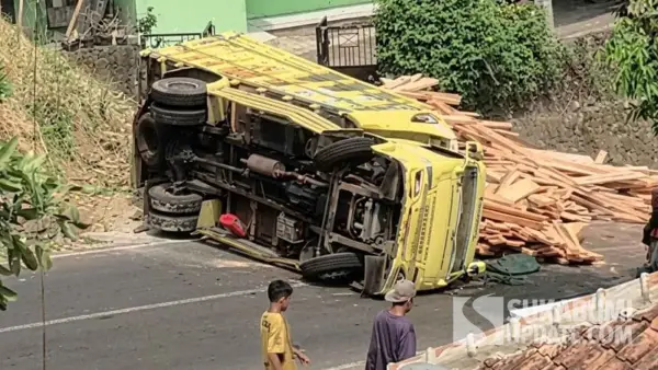 Kondisi truk muatan kayu yang terguling di Tanjakan Cibangban Cisolok Sukabumi, Sabtu (1/8/2026). (Sumber Foto: Istimewa)