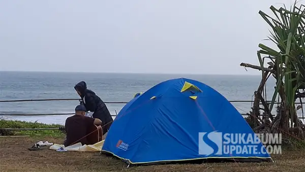Suasana Pantai Batu Panganten di Desa Purwasedar, Kecamatan Ciracap, Kabupaten Sukabumi, yang menawarkan panorama laut lepas, hamparan rumput, dan lokasi favorit untuk camping. (Sumber : SU/Ragil Gilang).