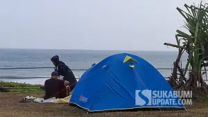 Suasana Pantai Batu Panganten di Desa Purwasedar, Kecamatan Ciracap, Kabupaten Sukabumi, yang menawarkan panorama laut lepas, hamparan rumput, dan lokasi favorit untuk camping. (Sumber : SU/Ragil Gilang).