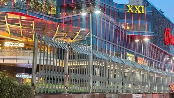 Mall Kota Kasablanka Tebet, Jakarta Selatan tampak di pagari. (Sumber : Sumber Foto Screenshot dari threads nvtnde).