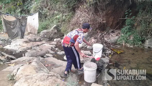 Warga membawa ember untuk mengambil air dari aliran kali di Desa Sekarwangi, Kecamatan Cibadak, Kabupaten Sukabumi, Jumat (31/7/2026). | Foto: SU/Ibnu Sanubari