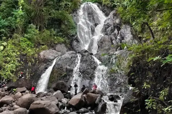 Curug Bungawari, salah satu destinasi wisata alam hemat yang ada di Kuningan untuk liburan akhir pekan. (Sumber : Gmaps)