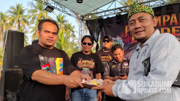 Andri hidayana dengan ketua pelaksana Asep Awaludin. (Sumber: sukabumiupdate)