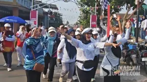 Warga RW 08 Desa Mekarsari, Kecamatan Cicurug mengikuti jalan sehat dalam rangka HUT ke-5 KPSAB RW 08 dan peringatan HUT ke-81 RI, Minggu (2/8/2026). (Sumber: sukabumiupdate)