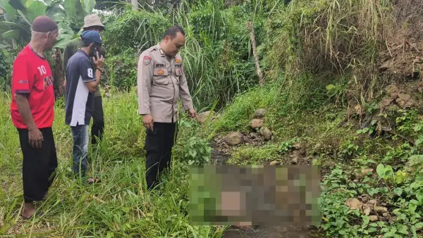 Polisi saat melakukan pengecekan di tkp penemuan perempuan lansia (Sumber: dok polisi)