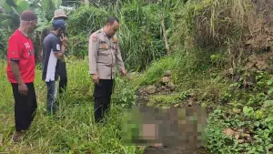 Polisi saat melakukan pengecekan di tkp penemuan perempuan lansia (Sumber: dok polisi)