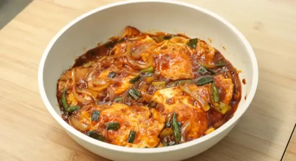 Resep Telur Saus Bolognese, Ide Sarapan yang Praktis, Gurih, dan Bikin Ketagihan (Sumber : Youtube | Devina Hermawan)