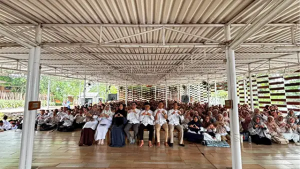 Foto Bersama Tim Kanara, Jajaran Asaatidz serta Santri Al Umanaa. (Sumber : Istimewa.)