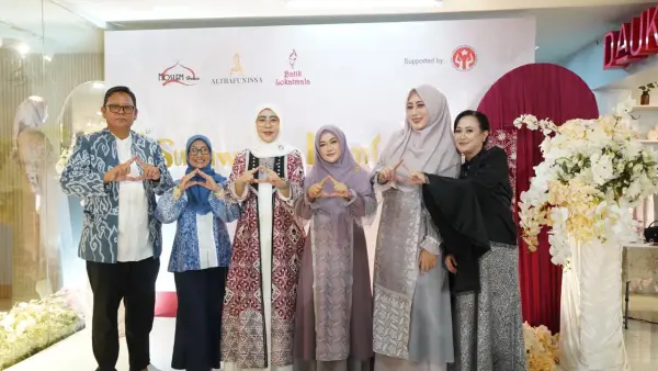 Ketua Dekranasda Kota Sukabumi, Ranty Rachmatilah saat kegiatan Sukawastra Bumi Indonesia di Moslem House Toserba Selamat Lantai 2, Kota Sukabumi, Ahad (2/8/2026) | Foto : dokpim