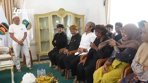 Gubernur Jawa Barat Kang Dedi Mulyadi (KDM) dalam pertemuan bersama perwakilan penyintas di Gedung Sri Baduga, Kabupaten Purwakarta, menjadi harapan baru bagi masyarakat Ciptamulya. (Sumber : YouTube/@Lembur Pakuan).