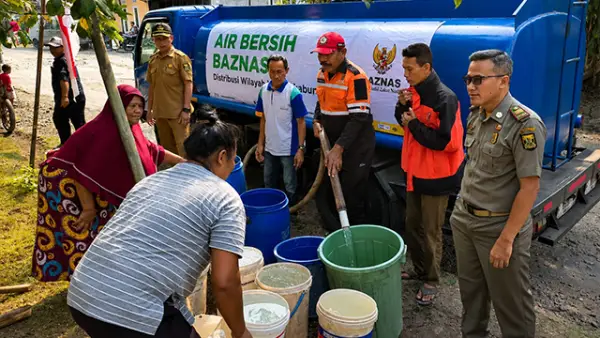 Warga saat mengantre air bersih yang disalurkan oleh Pemerintah Kecamatan Palabuhanratu, Pemerintah Kecamatan Bantargadung, BAZNAS, dan BPBD Kabupaten Sukabumi. (Sumber : dok Kasi Trantib Kecamatan Palabuhanratu, Mahbubillah).