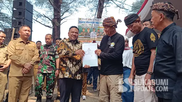 Ketua DPRD Kabupaten Sukabumi, Budi Azhar Mutawali (tengah memakai batik). (Sumber : SU/Ilyas)
