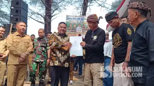 Ketua DPRD Kabupaten Sukabumi, Budi Azhar Mutawali (tengah memakai batik). (Sumber : SU/Ilyas)