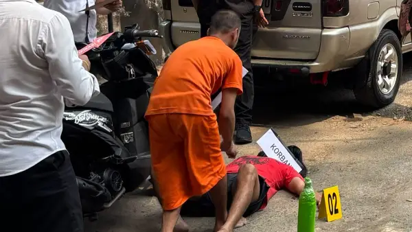 Delon, pelaku pembunuhan Yani di Sagaranten Sukabumi peragakan aksi dalam rekontruksi kasus (Sumber: sukabumiupdate)
