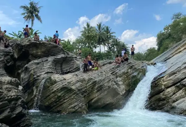 Curug Bebedahan salah satu destinasi wisata air terjun yang sedang ramai diperbincangkan di Kuningan Jawa Barat. (Sumber : Gmaps/Curug Bebedahan)