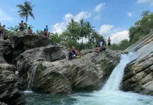 Curug Bebedahan salah satu destinasi wisata air terjun yang sedang ramai diperbincangkan di Kuningan Jawa Barat. (Sumber : Gmaps/Curug Bebedahan)