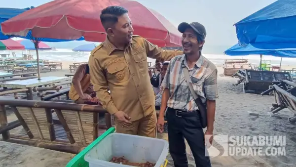 Ece penjual cilok yang viral karena mirip Leonel Messi saat bertemu Wabup Sukabumi Andreas. (Sumber Foto: SU/Ilyas)