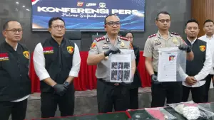 Polisi saat menunjukkan barang bukti penganiayaan. (Sumber: sukabumiupdate)