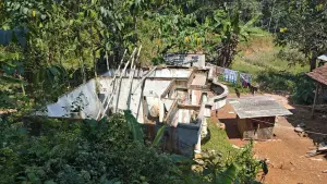 Sisa bangunan rumah warga di Kampung Nangewer, Desa Neglasari, Kecamatan Purabaya, Kabupaten Sukabumi, yang rusak akibat pergerakan tanah dan longsor. (Sumber Foto: Dok. KKN 17 UMMI Desa Neglasari)
