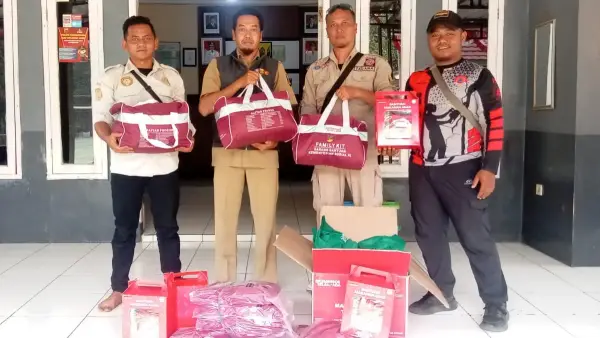 Bantuan tanggap darurat berupa paket pangan dan hygiene kit kepada keluarga terdampak kebakaran di Kampung Sawah, Desa Langensari, Kecamatan Parungkuda. (Sumber : dok dinsos)