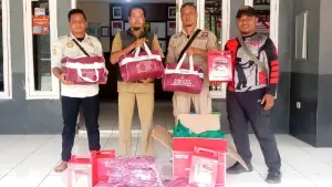Bantuan tanggap darurat berupa paket pangan dan hygiene kit kepada keluarga terdampak kebakaran di Kampung Sawah, Desa Langensari, Kecamatan Parungkuda. (Sumber : dok dinsos)
