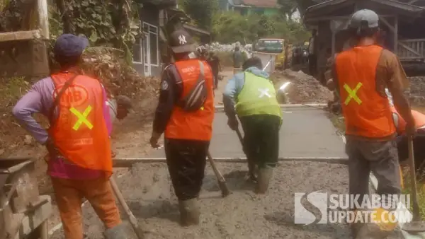 Petugas Dinas PU Kabupaten Sukabumi saat melakukan betonisasi jalan Pakuwon–Cipeuteuy di Kecamatan Kabandungan. (Sumber Foto: Istimewa)