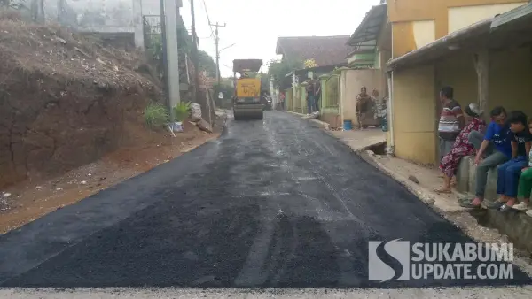 Pemeliharaan berkala yang dilaksanakan Dinas Pekerjaan Umum (PU) Kabupaten Sukabumi pada Ruas jalan Cisarua-Sinagar di Kecamatan Nagrak. (Sumber Foto: Istimewa)