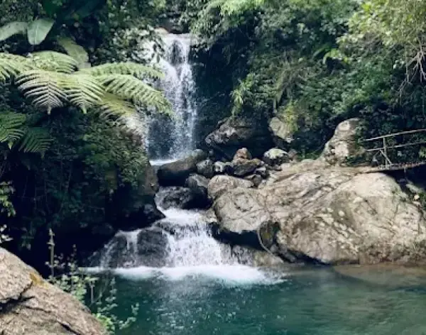 Curug Hordeng salah satu air terjun unik di Bogor dengan air yang jernih berwarna kebiruan saat cuaca cerah (Sumber : Gmaps/Fira Dwiantii)