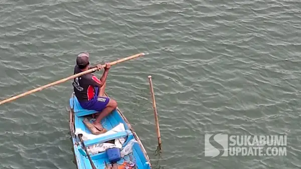 Aktivitas warga memasang bambu sebagai tambatan perahu saat berburu udang di Sungai Cikaso, Kampung Ciniti, Desa Cibitung, Kecamatan Cibitung, Kabupaten Sukabumi. (dok: warga)
