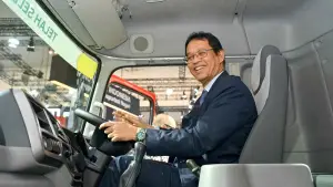 Menteri Keuangan Purbaya Yudhi Sadewa mencoba posisi kemudi kendaraan dalam pameran GIIAS 2026. (Sumber Foto: Kemenkeu)