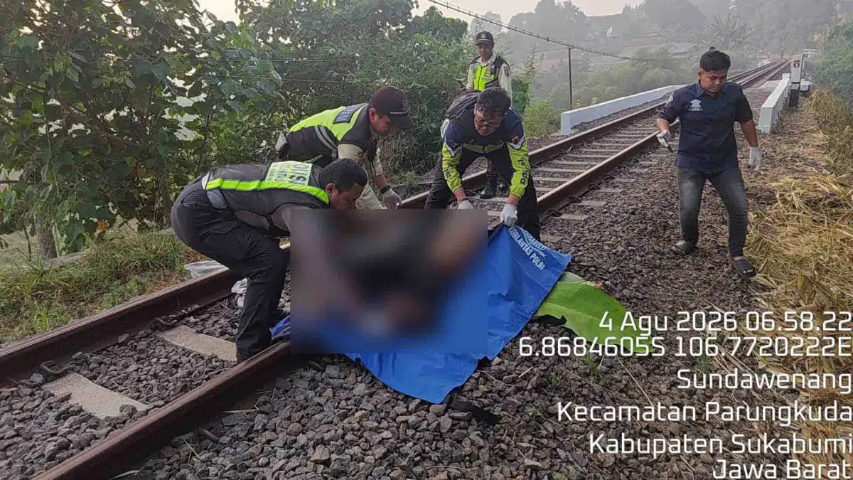 Petugas saat mengevakuasi jasad perempuan tanpa identitas yang tertemper KA Pangrango di Parungkuda Sukabumi, Selasa (4/8/2026). | Foto: Istimewa