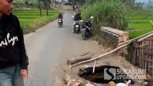 Warga perlihatkan bolong besar di jalan penghubung Jublek ke Gegerbitung Kabupaten Sukabumi (Sumber: dok warga)