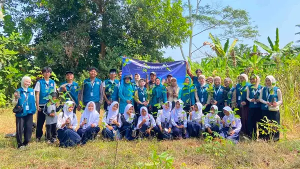 Mahasiswa KKN Kelompok 08 UMMI Melaksanakan Penanaman Bibit di Desa Tanjungsari, Kecamatan Curugkembar, Kabupaten Sukabumi, Kamis 4 Agustus 2026. (Sumber Foto: Annisa Nurizkiawan)