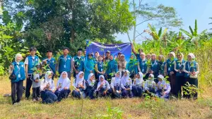 Mahasiswa KKN Kelompok 08 UMMI Melaksanakan Penanaman Bibit di Desa Tanjungsari, Kecamatan Curugkembar, Kabupaten Sukabumi, Selasa 4 Agustus 2026. (Sumber Foto: Annisa Nurizkiawan)