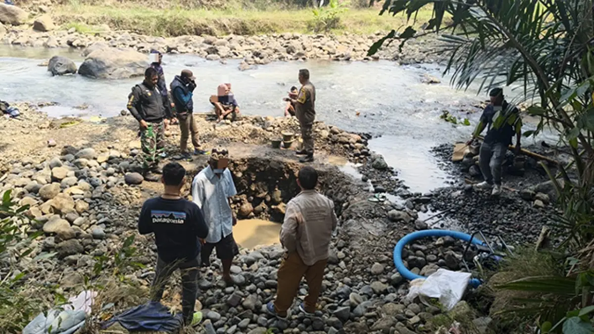 (Forkopimcam) Bantargadung melakukan inspeksi mendadak (sidak) ke aliran Sungai Cicareuh menyusul laporan masyarakat terkait dugaan aktivitas pertambangan.