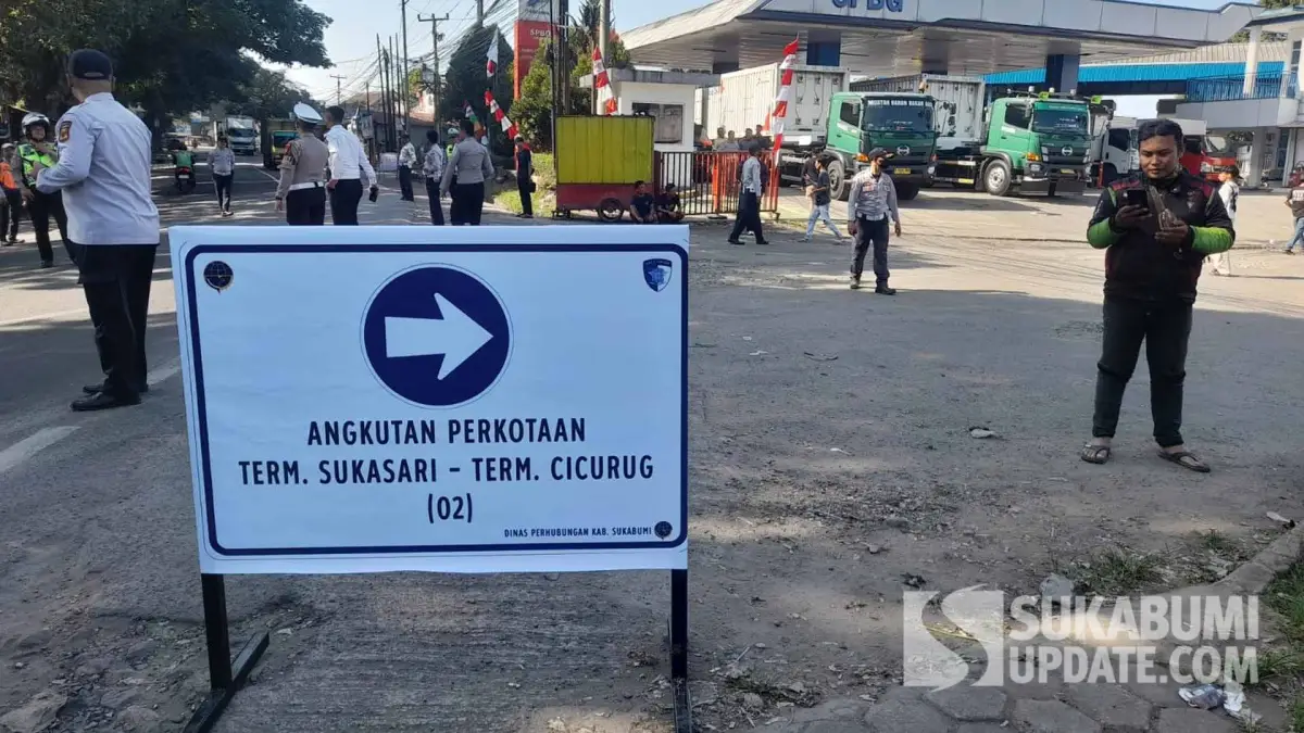 Petugas gabungan saat melakukan penyekatan dan mengarahkan angkot trayek 02 masuk ke Terminal Cicurug, Kabupaten Sukabumi, Rabu (5/8/2026).