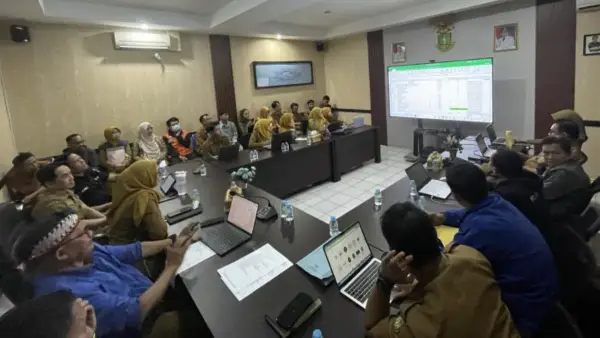 Rapat rekonsiliasi dan sinkronisasi data wilayah kecamatan, dalam upaya menyajikan data statistik sektoral yang akurat dan berkualitas, 4 Agustus 2026 di Kantor Diskominfo Kota Sukabumi. (Sumber: dok diskominfo)