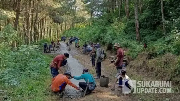 Warga Kampung Nagrak Kertaangsana Nyalindung Sukabumi swadaya perbaikan jalan (Sumber: dok warga)