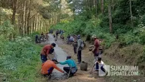 Warga Kampung Nagrak Kertaangsana Nyalindung Sukabumi swadaya perbaikan jalan (Sumber: dok warga)