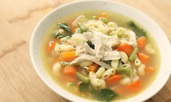 Resep Sup Ayam Makaroni, Ide Hidangan untuk Keluarga di Rumah (Sumber : Youtube | Devina Hermawan)