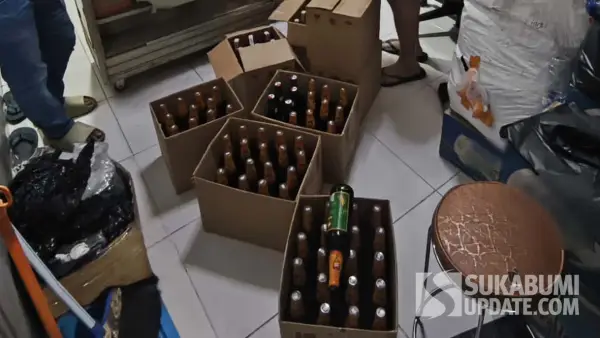 Barang bukti sejumlah botol miras hasil razia Satresnarkoba Polres Sukabumi Kota di salah satu kios jamu. (Sumber Foto: SU/Asep Awaludin)
