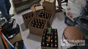 Barang bukti sejumlah botol miras hasil razia Satresnarkoba Polres Sukabumi Kota di salah satu kios jamu. (Sumber Foto: SU/Asep Awaludin)