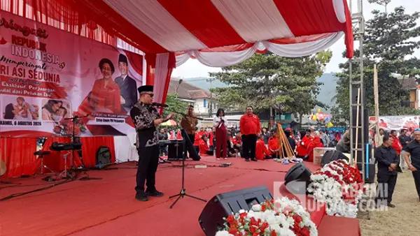 Wakil Bupati Sukabumi Andreas dalam kegiatan peringatan Hari ASI Sedunia dan HUT ke-81 Kemerdekaan RI di Lapang Sepak Bola Sekarwangi, Kecamatan Cibadak, Kabupaten Sukabumi, Kamis (6/8/2026). (Sumber : SU/Ibnu Sanubari).